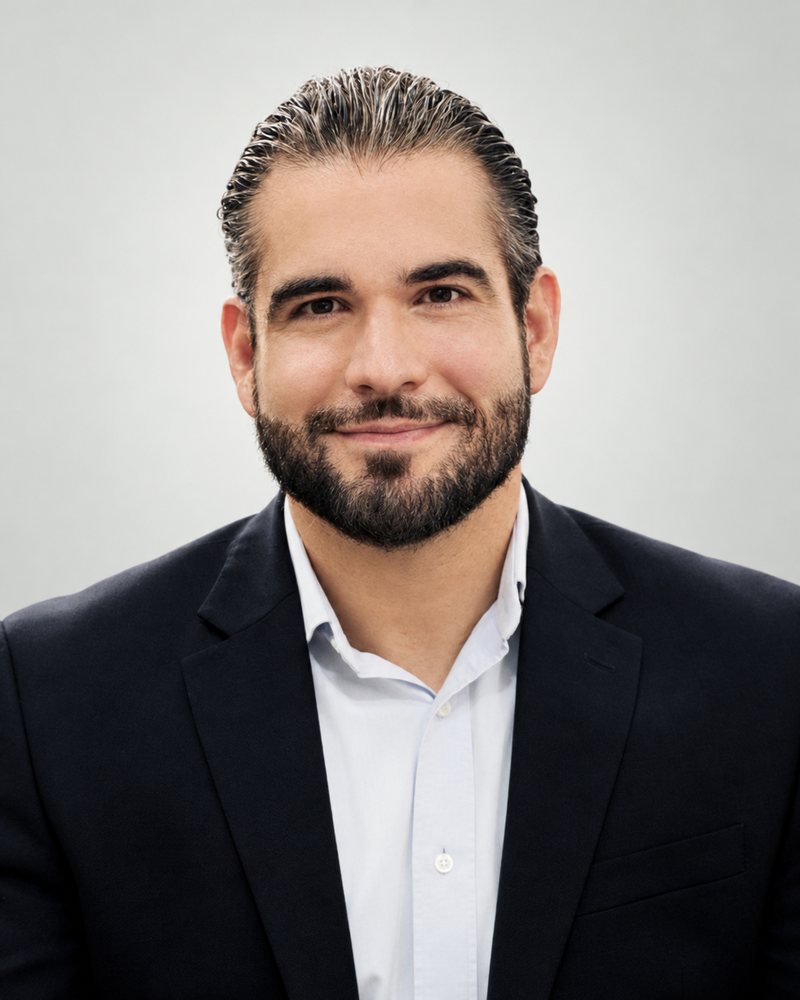 Dr. Antonio Rivas, cirurgião plástico, de blazer azul-marinho