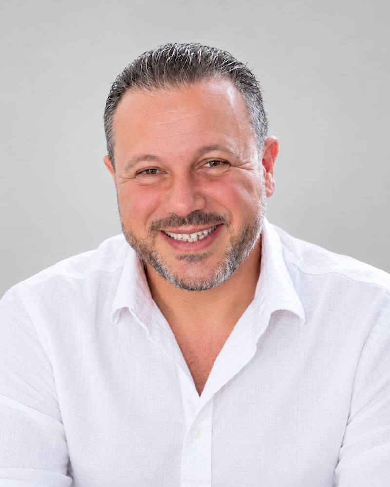 Dr. Lucio Mauro Chiaperini, médico anestesiologista, de camisa branca